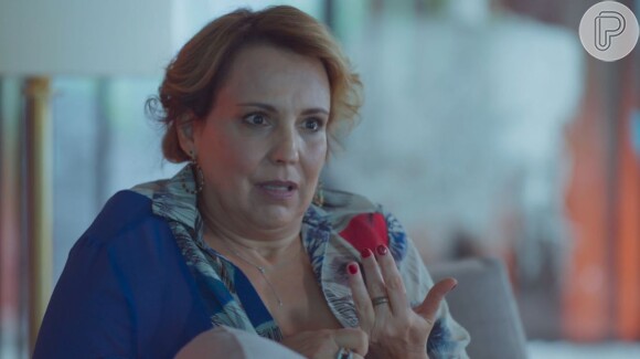 Novela 'Um Lugar ao Sol': Elenice (Ana Beatriz Nogueira) exibe o exame de DNA negativo para Maria Fernanda (Fernanda Nobre)