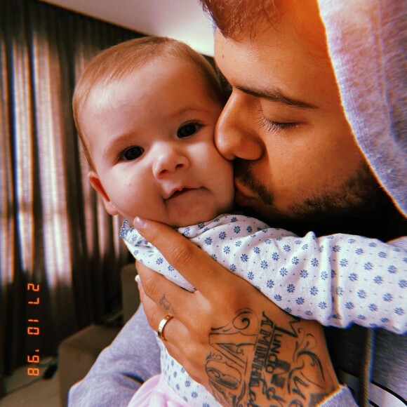 Virgínia Fonseca filma Maria Alice, de 5 meses, 'falando papai'