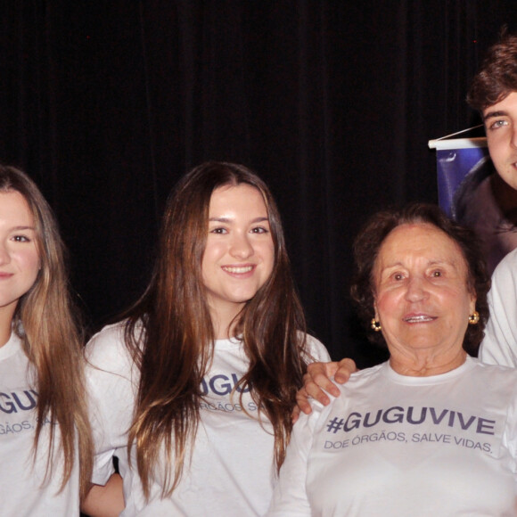 João Augusto, Marina e Sofia, filhos de Gugu Liberato, com a avó paterna