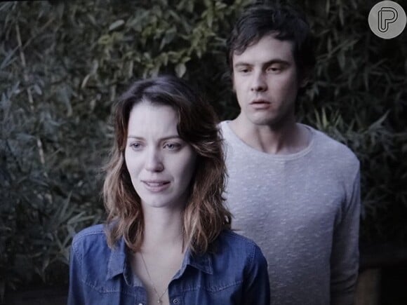 Laura (Nathalia Dill) se assusta quando Caíque (Sergio Guizé) fica nervoso ao ver vários espíritos e vai embora, deixando-o sozinho, em 'Alto Astral', em dezembro de 2014