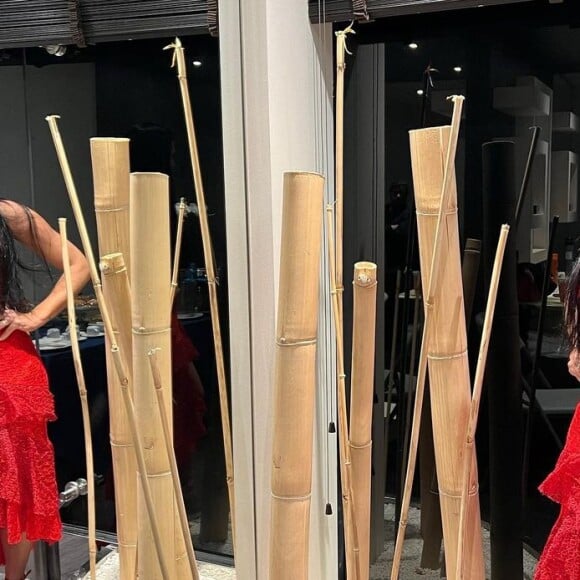 Graciele Lacerda elegeu um vestido vermelho bem decotado para foto publicada nas redes sociais