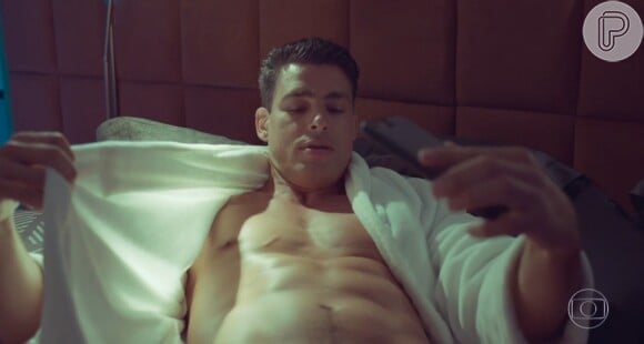 Cauã Reymond apareceu pelado em uma cena recente de 'Um Lugar ao Sul'. O personagem do ator ainda mandou nudes para a namorada da trama 