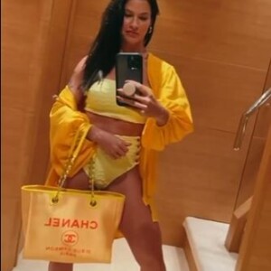Biquíni de cintura alta e bolsa Chanel: Andressa Suita mostra detalhes de seu look de moda praia