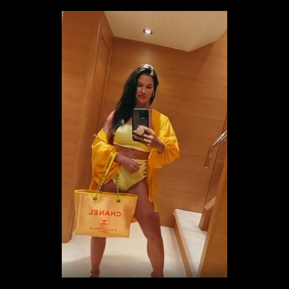 Biquíni de cintura alta e bolsa Chanel: Andressa Suita mostra detalhes de seu look de moda praia