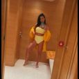 Andressa Suita escolheu tom suave de amarelo para seu biquíni durante passeio de barco em Angra dos Reis