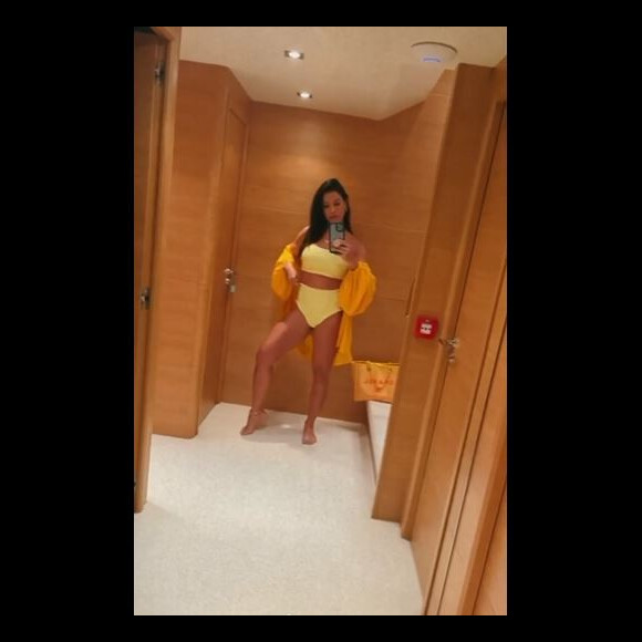 Andressa Suita escolheu tom suave de amarelo para seu biquíni durante passeio de barco em Angra dos Reis