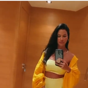 Biquíni de cintura alta com correntes: Andressa Suita inova com look amarelo de moda praia