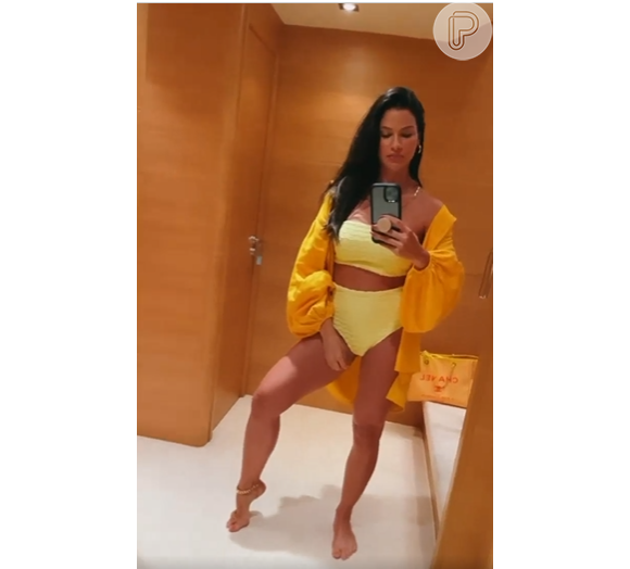 Biquíni de cintura alta com correntes: Andressa Suita inova com look amarelo de moda praia