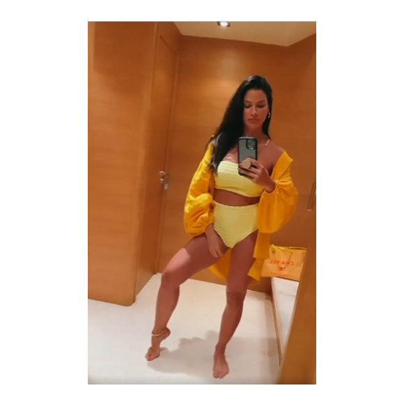 Biquíni de cintura alta com correntes: Andressa Suita inova com look amarelo de moda praia