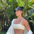 Andressa Suita é fã de looks de moda praia estilosos: ela já combinou biquíni off-white com chemise do mesmo tom e viseira de grife