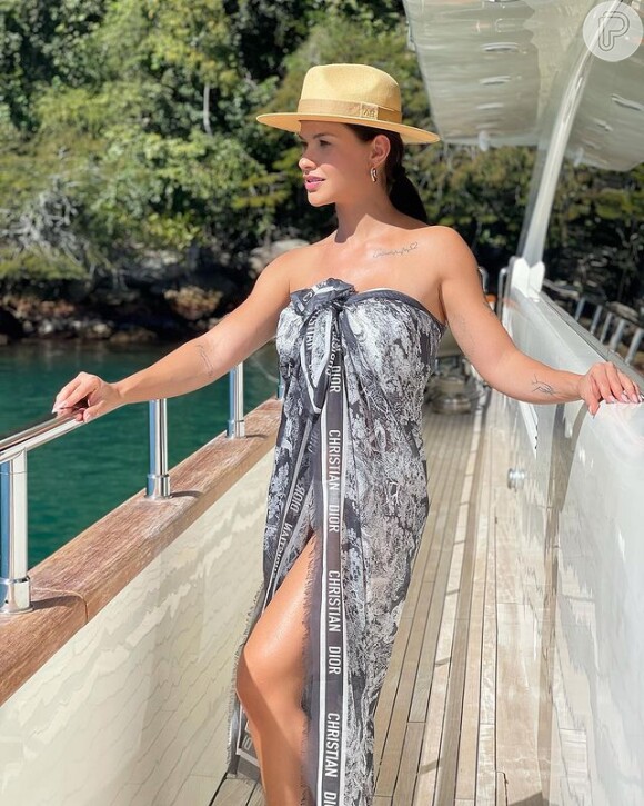 Andressa Suita está por dentro das tendências de moda praia: na foto, a modelo usou lenço como saída de praia