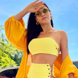 Biquíni de cintura alta: Andressa Suita escolheu look de moda praia com correntes