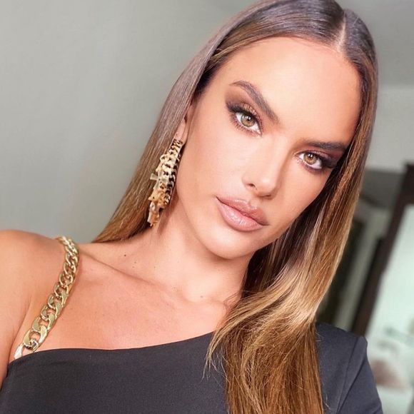 Jogador de vôlei italiano cai em golpe envolvendo Alessandra Ambrosio
