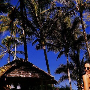 Alessandra Ambrosio está atualmente no Hawai
