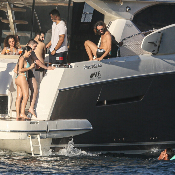 Juliette e Daniel Trovejani estavam acompanhados por amigos na ocasião, mas não esconderam o clima de intimidade