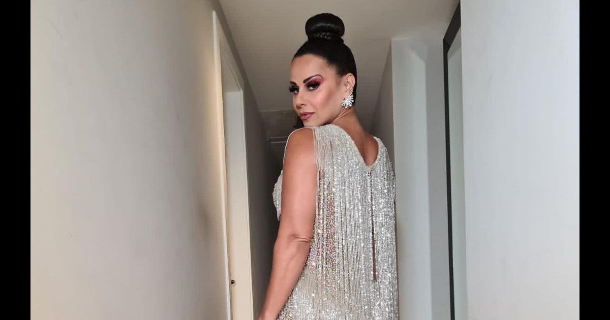 Viviane Araújo exibe pernas torneadas em look para samba Purepeople