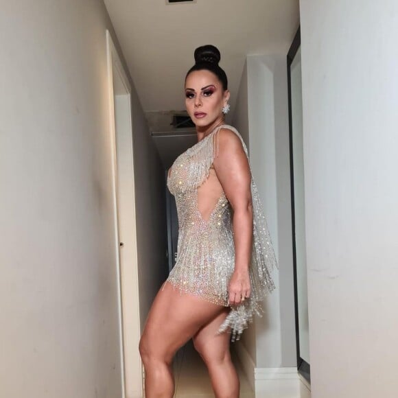 Viviane Araújo deixou corpo em evidência em look transparente