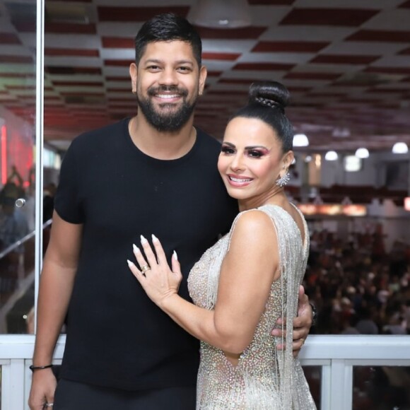 Viviane Araújo posa com o marido, Guilherme Militão, em camarote