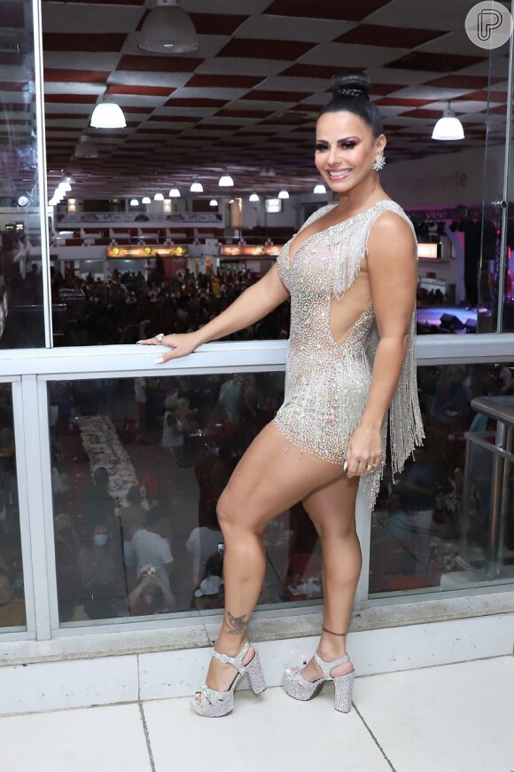 Viviane Araújo aposta em look transparente com sandália prata para samba
