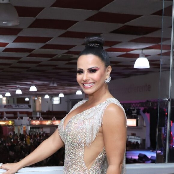 Viviane Araújo aposta em look transparente com sandália prata para samba