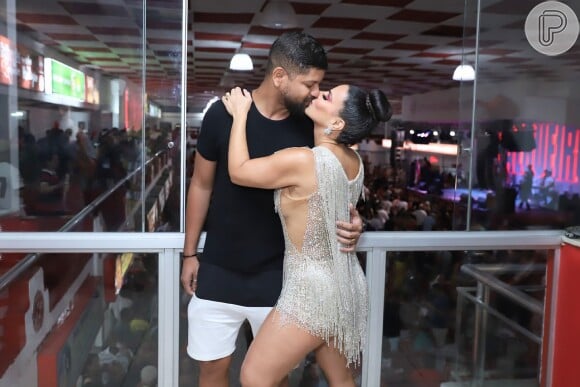 Viviane Araújo troca beijos com o marido, Guilherme Militão, na quadra do Salgueiro