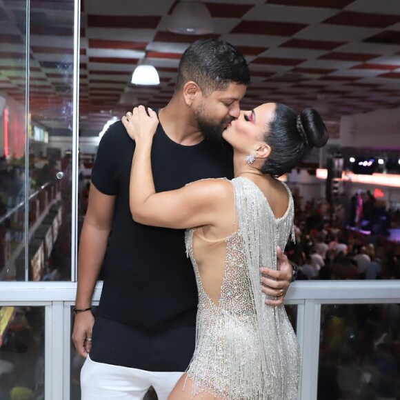 Viviane Araújo troca beijos com o marido, Guilherme Militão, na quadra do Salgueiro
