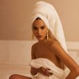 Bruna Marquezine posa só de toalha e com joias de luxo em editorial de moda