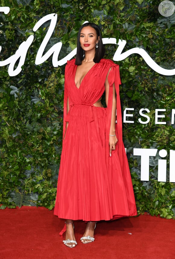 Vestido vermelho de Maya Jama é Alexander McQueen: a peça tem recortes e saia com modelagem evasê