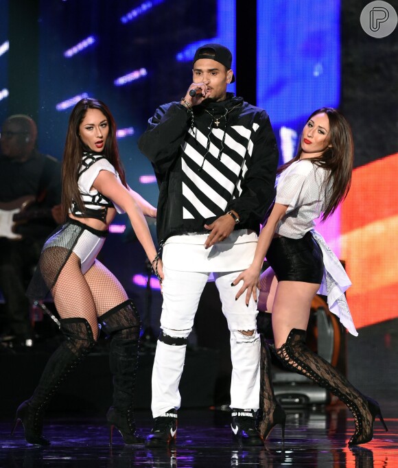 Chris Brown se apresenta durante o Soul Train Awards 2014