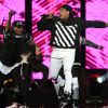 Chris Brown canta durante o Soul Train Awards