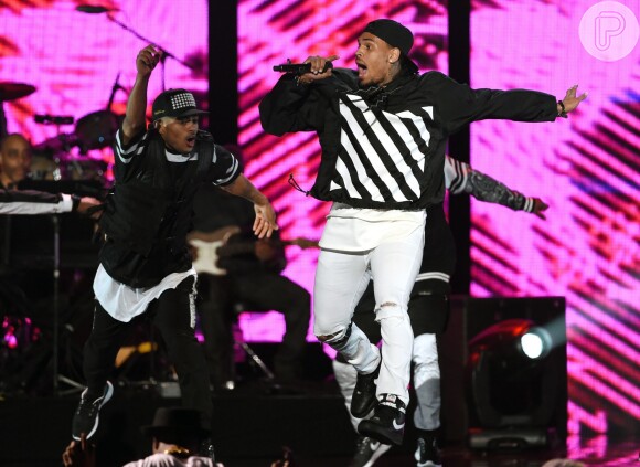 Chris Brown canta durante o Soul Train Awards