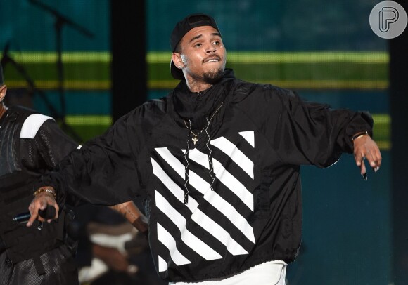 Chris Brown se apresenta durante o Soul Train Awards