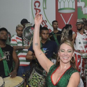 Paolla Oliveira samba com a bateria da Grande Rio em ensaio para o Carnaval de 2022