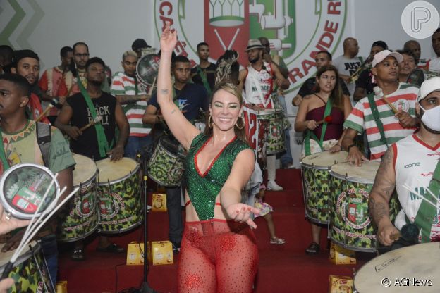 Paolla Oliveira samba com a bateria da Grande Rio em ensaio para o Carnaval de 2022