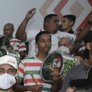 Carnaval 2022: Paolla Oliveira sambou até o chão em meio à bateria da Grande Rio, usando o maiô fio-dental com a calça transparente