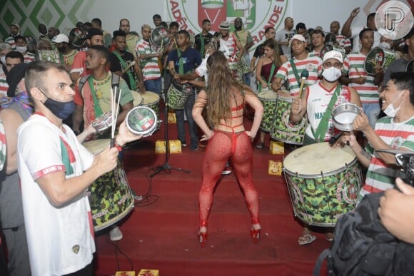 Carnaval 2022: Paolla Oliveira sambou até o chão em meio à bateria da Grande Rio, usando o maiô fio-dental com a calça transparente