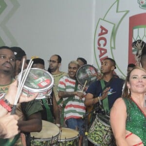 Carnaval 2022: Paolla Oliveira mostrou gingado ao ensaio com a Grande Rio, escola de samba em que é Rainha de Bateria, na noite desta terça (30)