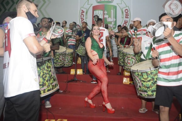 Carnaval 2022: Paolla Oliveira mostrou gingado ao ensaio com a Grande Rio, escola de samba em que é Rainha de Bateria, na noite desta terça (30)