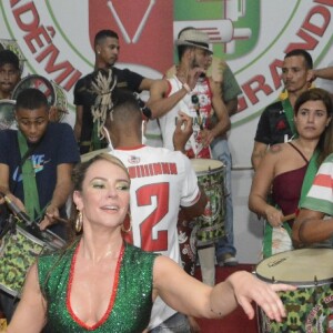 Carnaval 2022: Paolla Oliveira usou look brilhante e ousado para ir ao ensaio da Grande Rio, e saiu da quadra suada