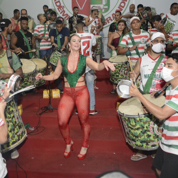Carnaval 2022: Paolla Oliveira usou look brilhante e ousado para ir ao ensaio da Grande Rio, e saiu da quadra suada