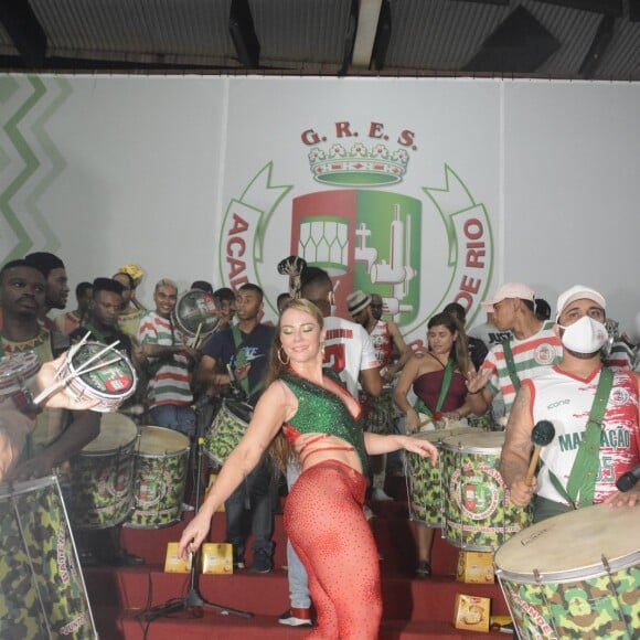 Carnaval 2022: Nas redes sociais, internautas elogiaram o look de Paolla Oliveira para ensaiar para a folia, exaltando a beleza da atriz