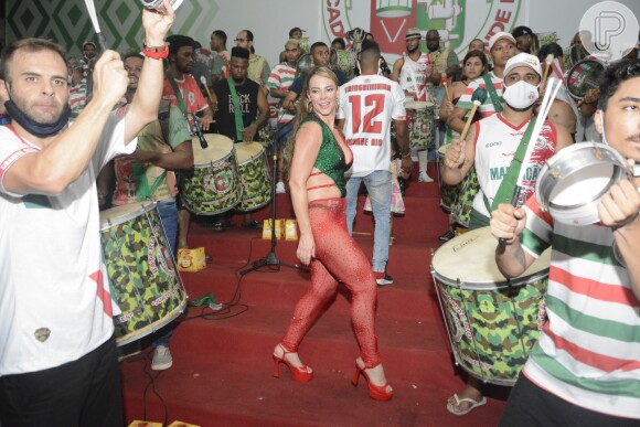 Carnaval 2022: Paolla Oliveira colocou ainda um salto bem alto na cor vermelha para compor o look na quadra da Grande Rio