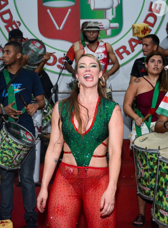 Carnaval 2022: Paolla Oliveira se divertiu na hora de sambar com a bateria na Grande Rio