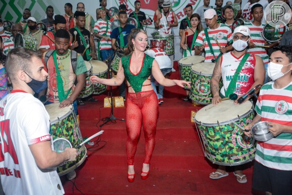 Carnaval 2022: Paolla Oliveira também foi criticada por alguns seguidores por estar ensaiando para o Carnaval, já que a pandemia ainda não acabou