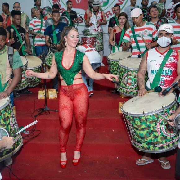 Carnaval 2022: Paolla Oliveira também foi criticada por alguns seguidores por estar ensaiando para o Carnaval, já que a pandemia ainda não acabou