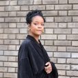   Rihanna foi abordada por um fã que pediu para comparecer ao chá de bebê da artista  