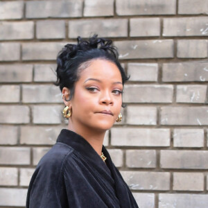 Rihanna foi abordada por um fã que pediu para comparecer ao chá de bebê da artista