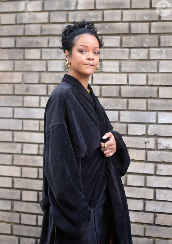 Rihanna foi abordada por um fã que pediu para comparecer ao chá de bebê da artista