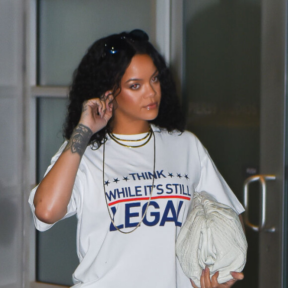 Grávida? Rihanna zombou dos boatos: 'Vocês me engravidam todo ano'