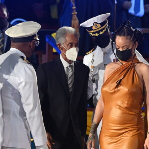 Rihanna compareceu a um evento em Barbados e a barriga marcada no vestido despertou boatos de gravidez